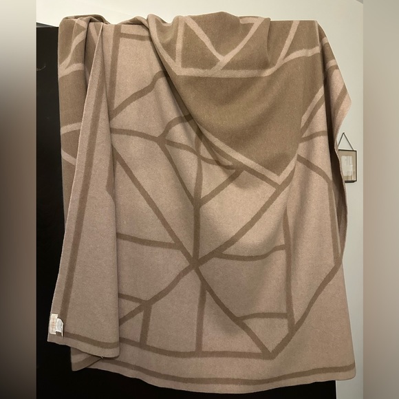 EUC TORY BURCH Wool & Cashmere Scarf Wrap 50in x 50in - Picture 3 of 4